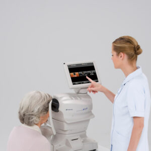 Microscopio endoteliale Topcon con posizionamento a lato del paziente. 